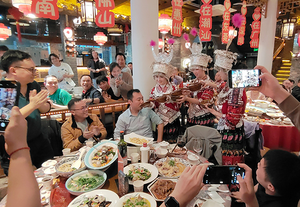 1706852084142943.jpg 李总喝酒.jpg